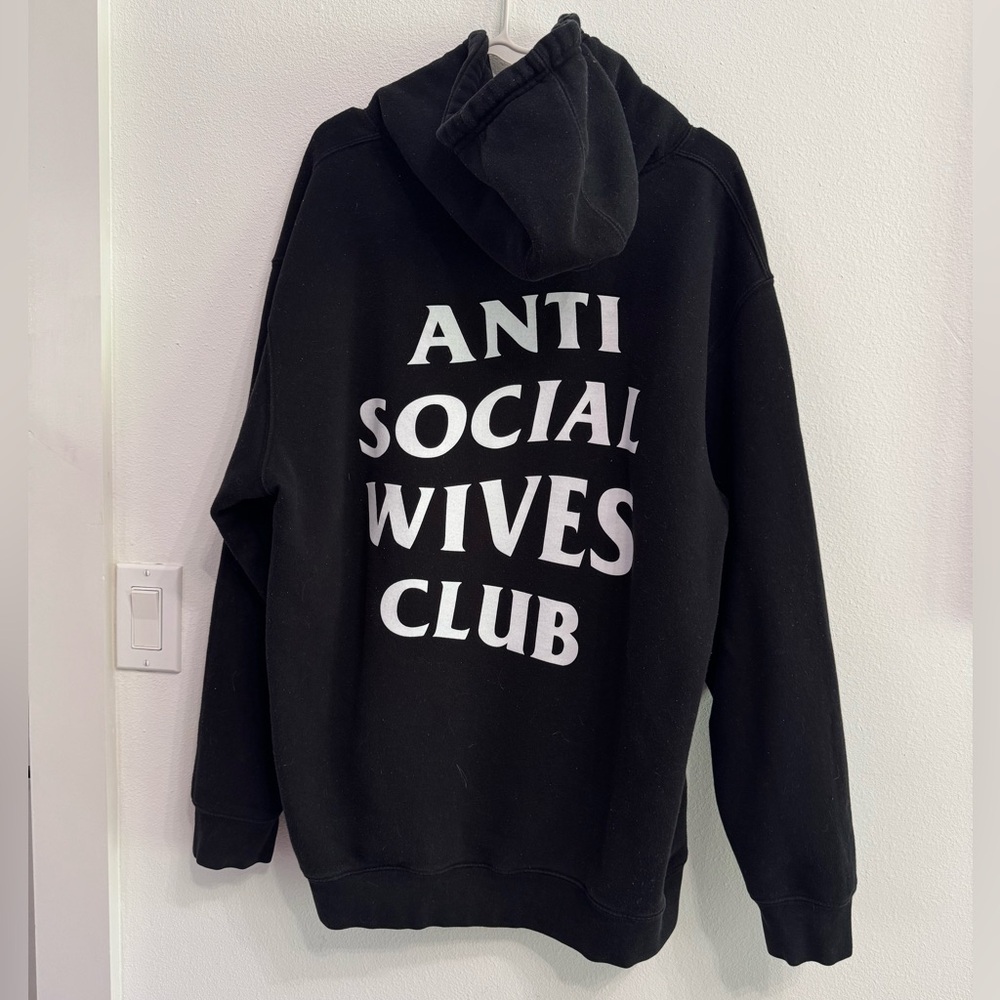 Hubs & Hers ‘ANTI SOCIAL WIVES CLUB‘ size Large / xl